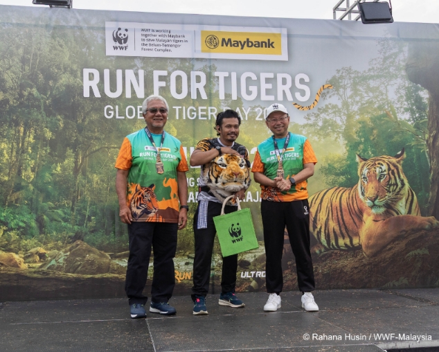 Tan Sri Dato’ Sri Ir. Zamzamzairani Mohd Isa, Chairman of Maybank Group and Maybank Foundation, and Tan Sri Abdul Wahid Omar, Chairman of WWF-Malaysia, with the winner of the ‘Best Dressed’ Contest. 